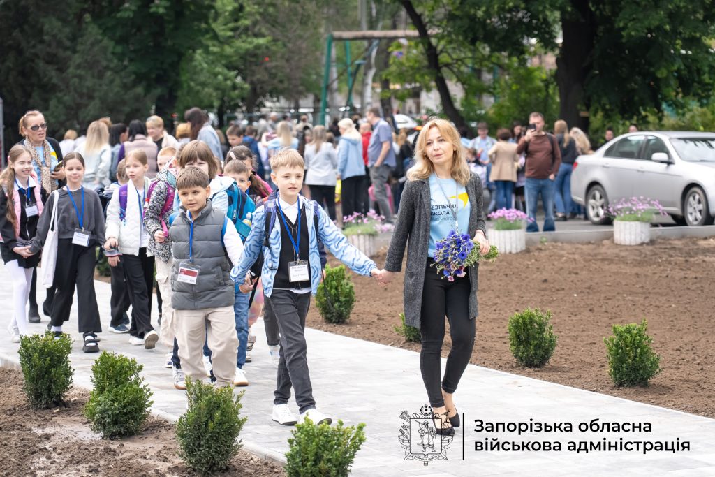 У Запорізькій області відкрили восьму підземну школу: який має вигляд 1 Учителька веде учнів на урок до «підземної» школи