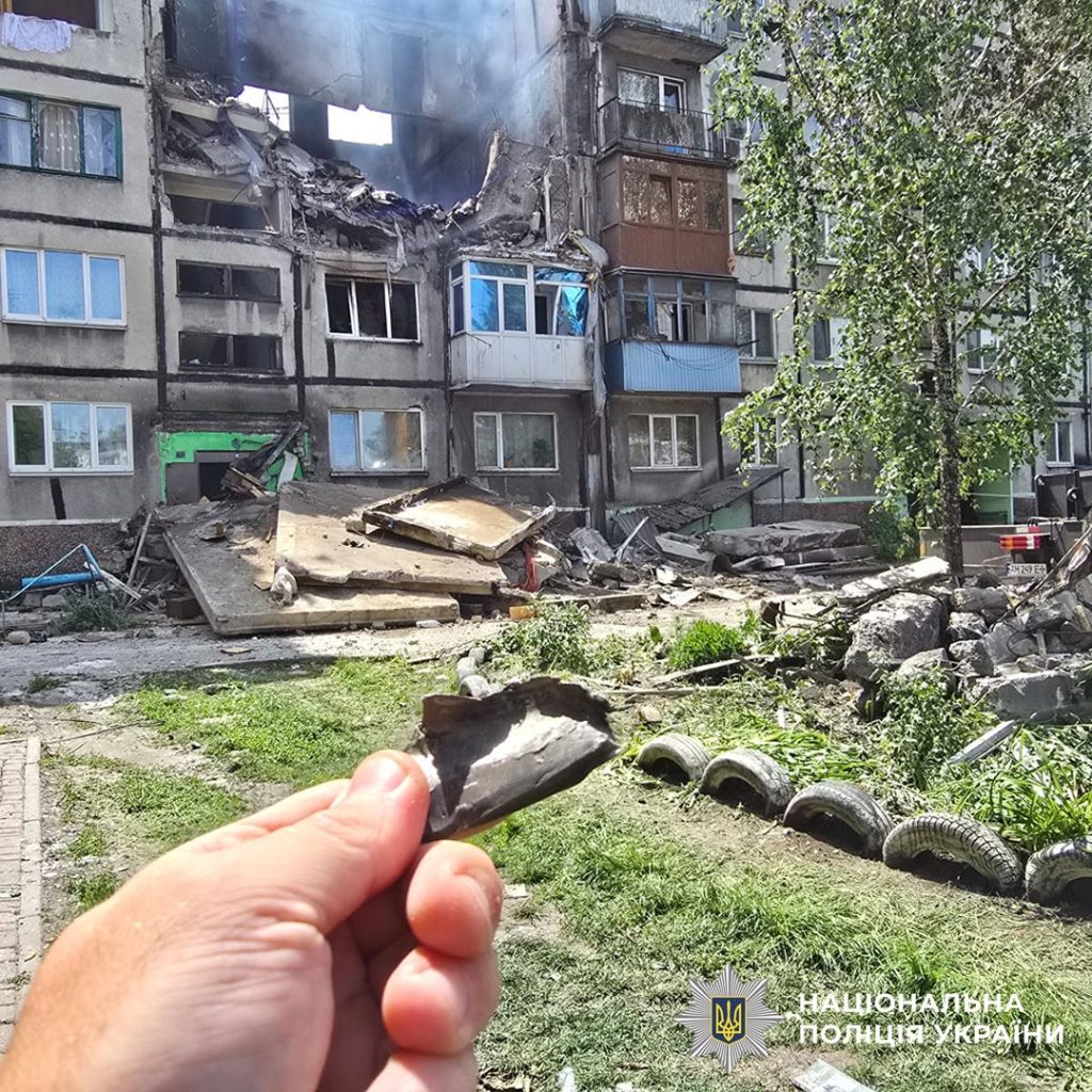 Російський дрон влучив у 5-поверхівку в Білозерському на Донеччині: під завалами можуть бути люди 4 Білозерське БпЛА наслідки