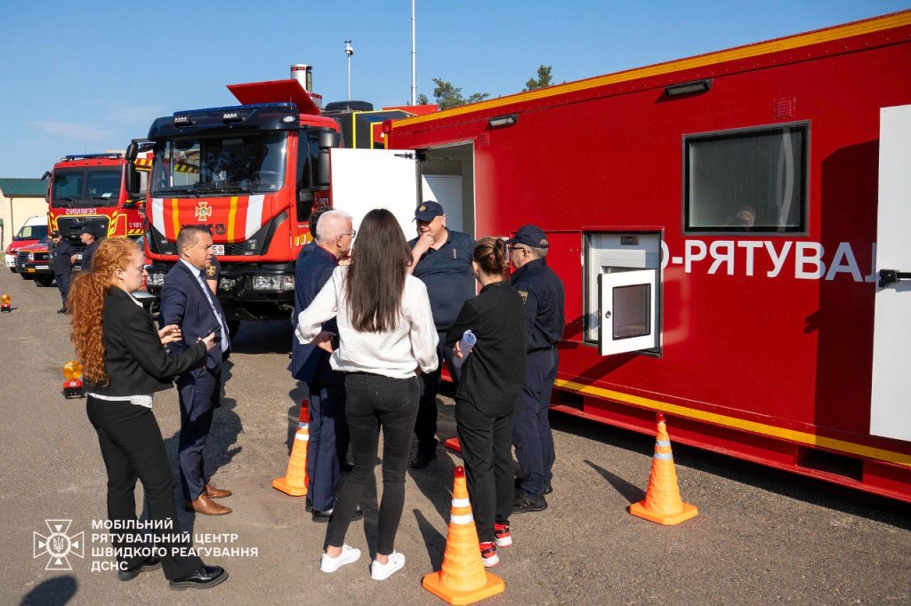 ДСНС отримала техніку та обладнання від Франції (фото) 4 Мобільний рятувальний центр швидкого реагування ДСНС України