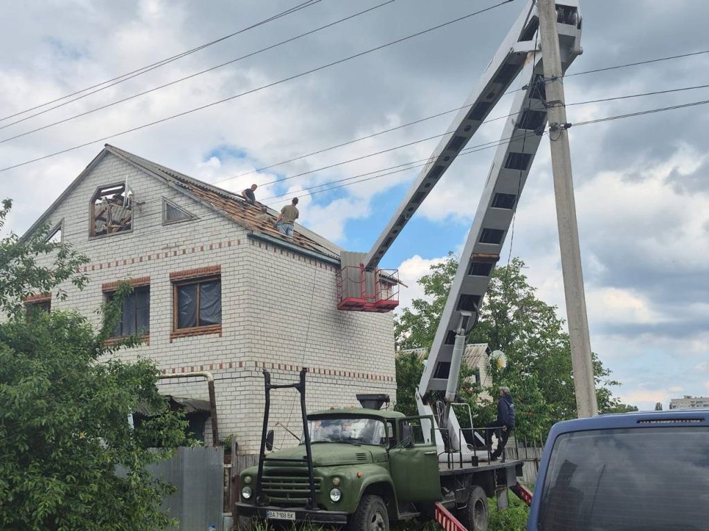 Як у Світловодську долають наслідки атаки та хто допомагає постраждалим 3 Світловодськ ремонт даху після обстрілу