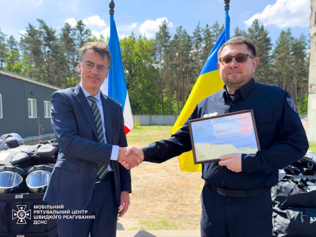 ДСНС отримала техніку та обладнання від Франції (фото) 1 Французькі партнери передали ДСНС техніку та обладнання
