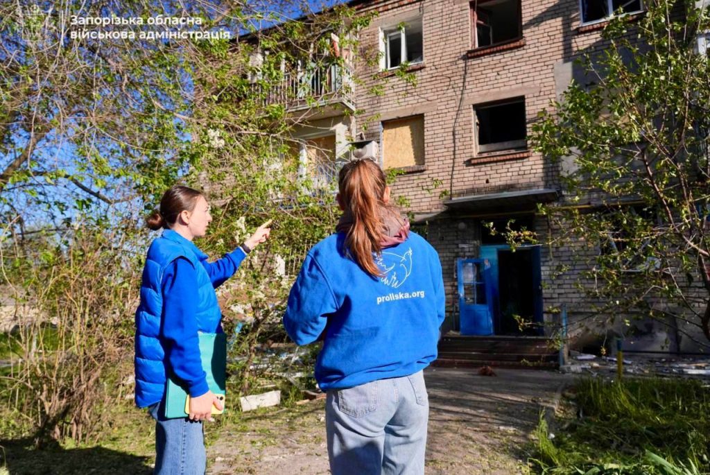 У Запоріжжі усувають наслідки нічної атаки (фото) 2 Працівниці ГО