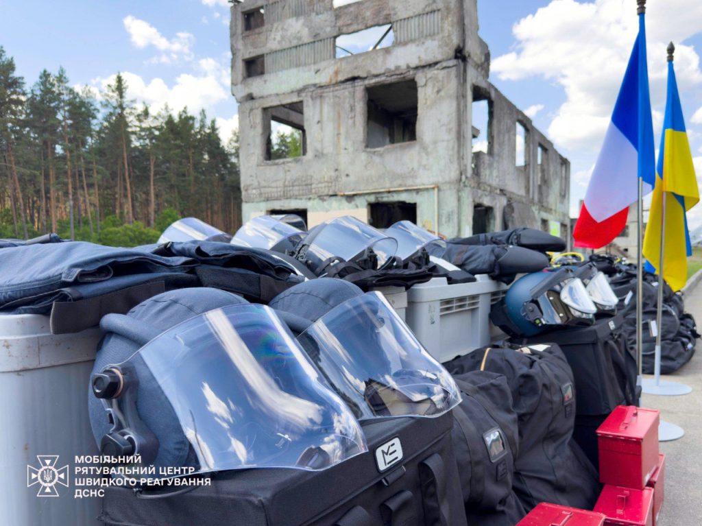 ДСНС отримала техніку та обладнання від Франції (фото)