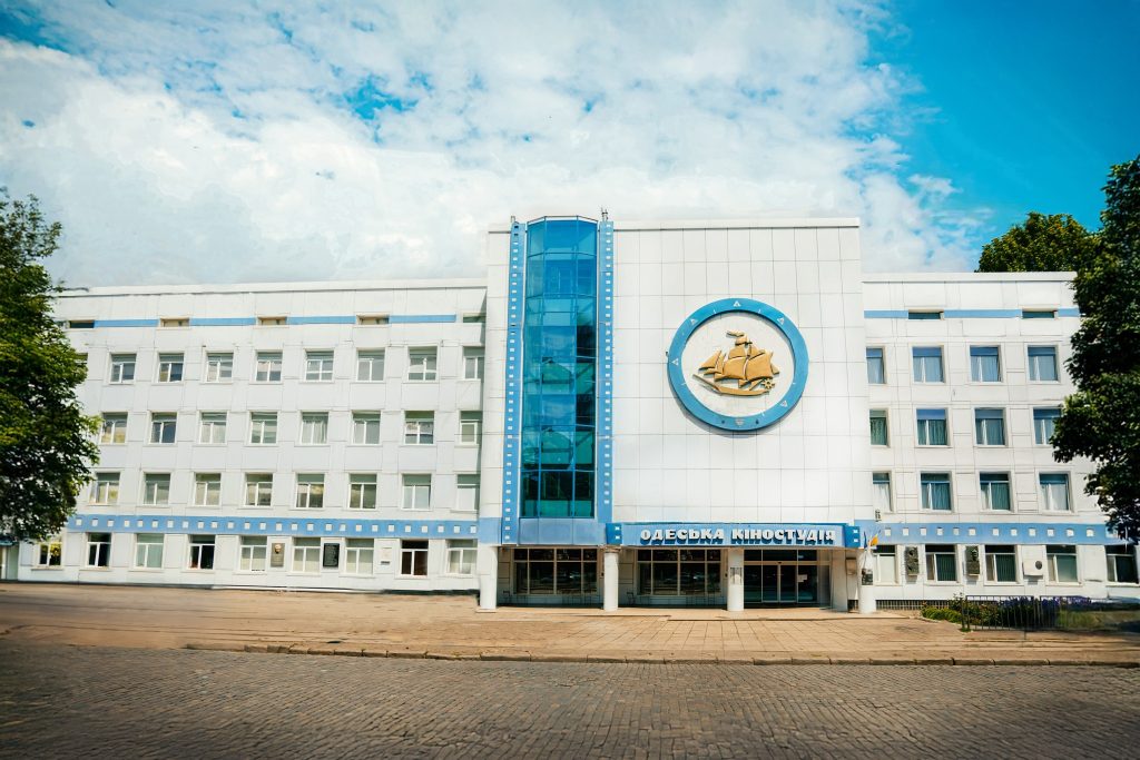 Одеська кіностудія потрапила під обстріл рф: знищені декорації до фільму «Довженко» 3 Одеська кіностудія