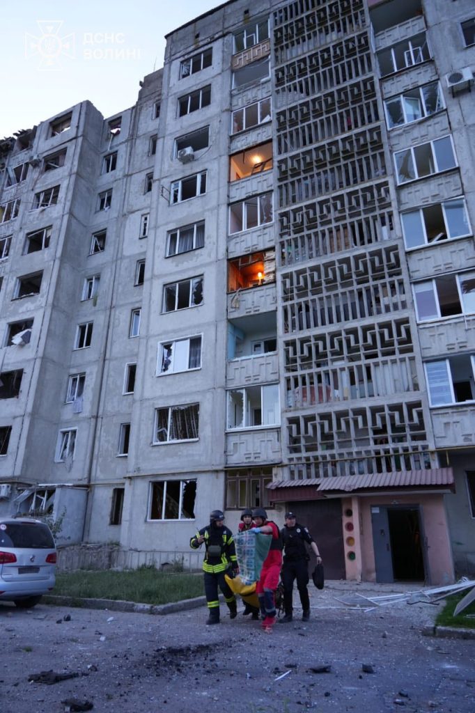 У Луцьку через обстріл частково зруйнована багатоповерхівка: як отримати допомогу 6 Порятунок людини із пошкодженого будинку