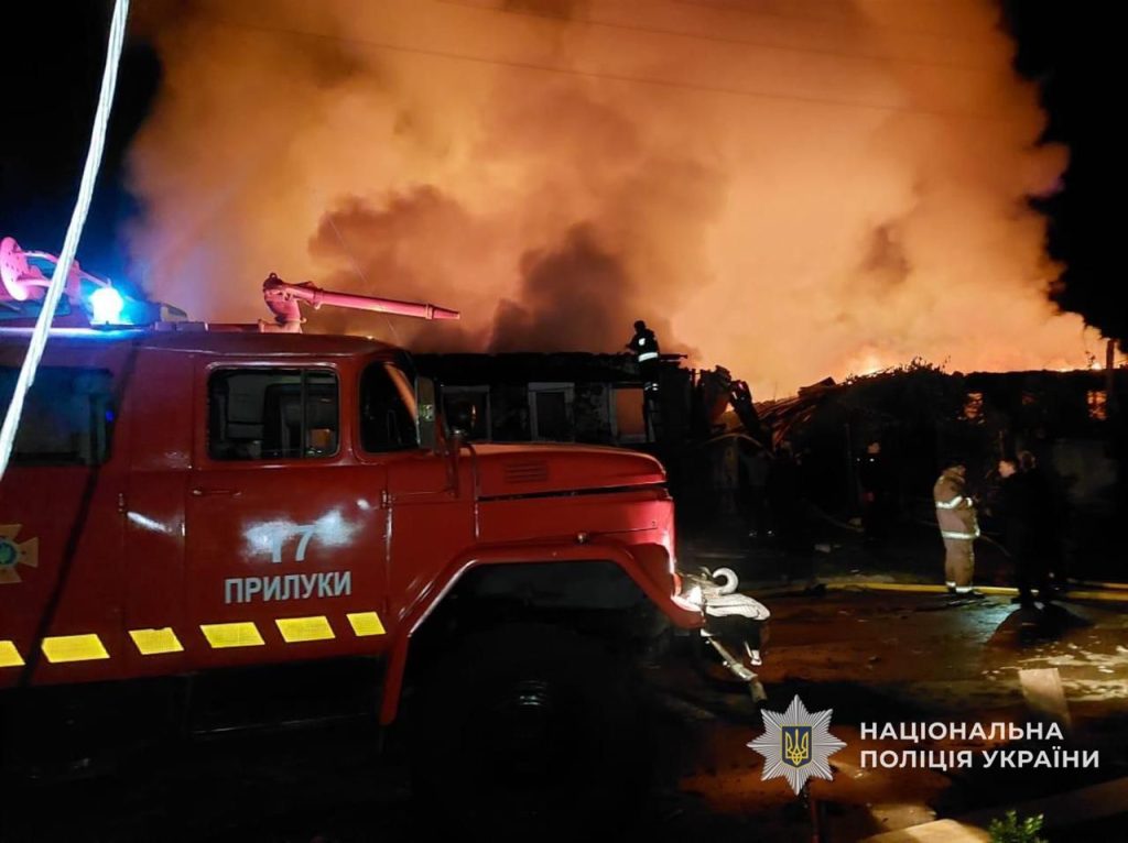 У Прилуках через обстріл загинули п’ятеро людей, серед них 1-річна дитина 1 У Прилуках дрони атакували житлові будинки