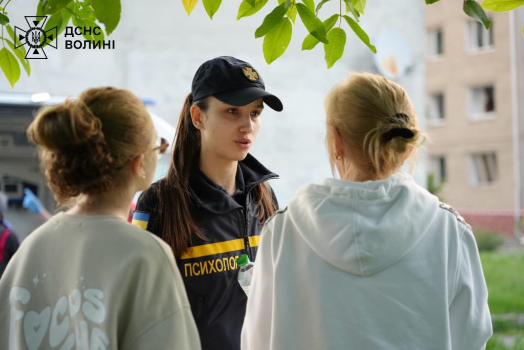 У Луцьку через обстріл частково зруйнована багатоповерхівка: як отримати допомогу 5 Психологиня ДСНС спілкується з місцевими жительками