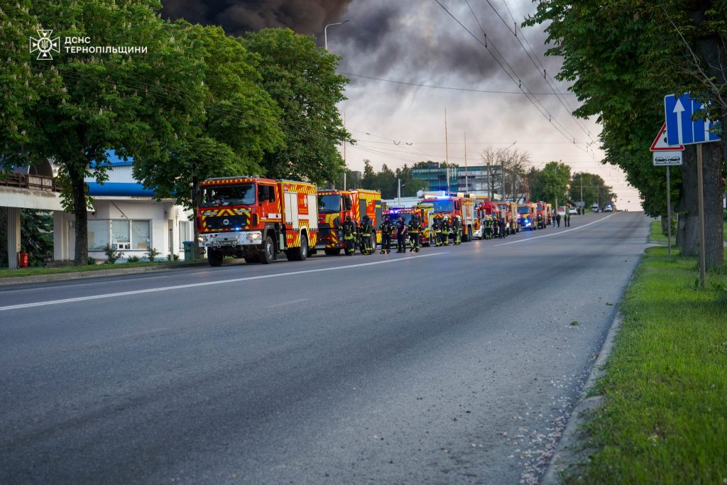 На Тернопільщині унаслідок обстрілів у повітря потрапили шкідливі речовини 1 Для ліквідації пожежі залучили 111 рятувальників