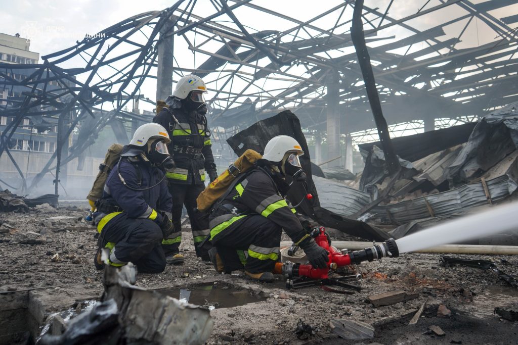 На Тернопільщині унаслідок обстрілів у повітря потрапили шкідливі речовини 2 Рятувальники у засобах захисту органів дихання гасять пожежу
