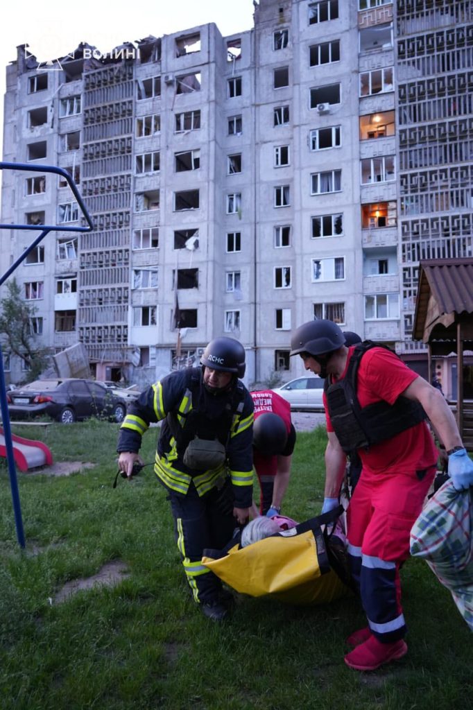 У Луцьку через обстріл частково зруйнована багатоповерхівка: як отримати допомогу 2 Евакуація людини із пошкодженої багатоповерхівки