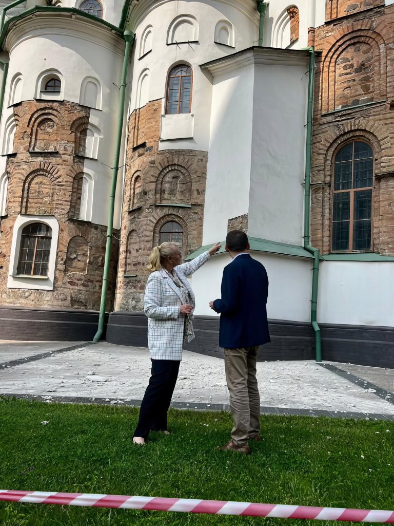 Софійський собор під ударом: росія обстріляла святиню XI століття 3 Міністр культури та стратегічних комунікацій України Микола Точицький разом із генеральною директоркою Нелею Куковальською оглядають пошкодження на фасаді