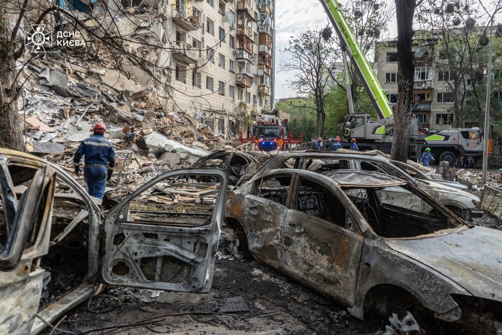 Обстріл Києва 17 червня: збільшилася кількість загиблих 2 Знищені автомобілі та завали на місці атаки