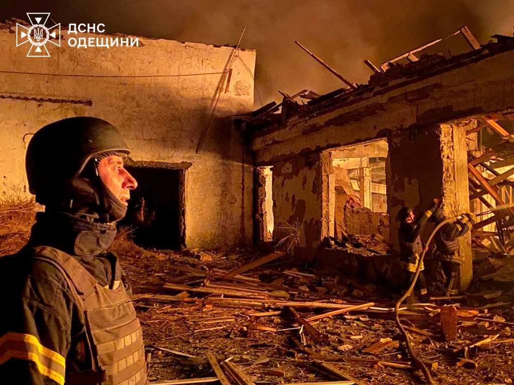 Ударні безпілотники атакували Одещину: які об’єкти постраждали 5 Рятувальник на місці влучання російського БпЛА