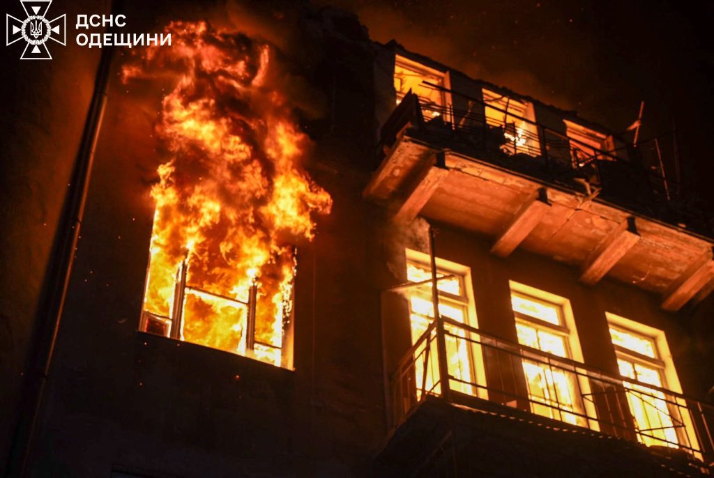 Удар по Одесі: чотириповерхівка згоріла дотла, постраждали рятувальники та цивільні 2 Пожежа в одеських квартирах