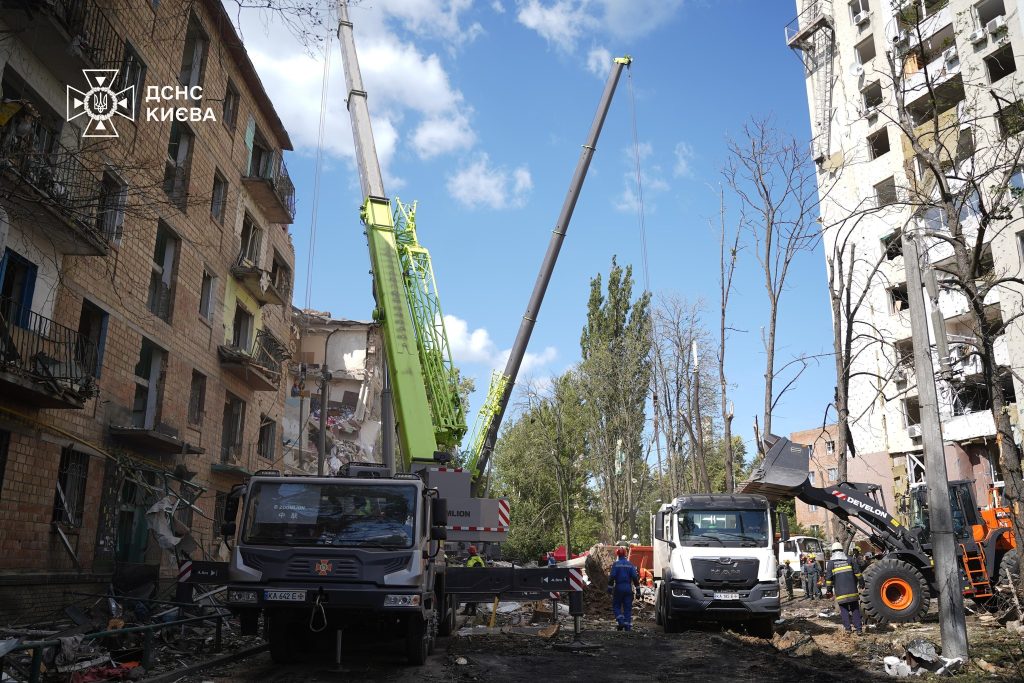 У Києві завершили пошуково-рятувальні роботи на місці зруйнованої п’ятиповерхівки 3 Пошкоджені через обстріл будинки у Шевченківському районі Києва