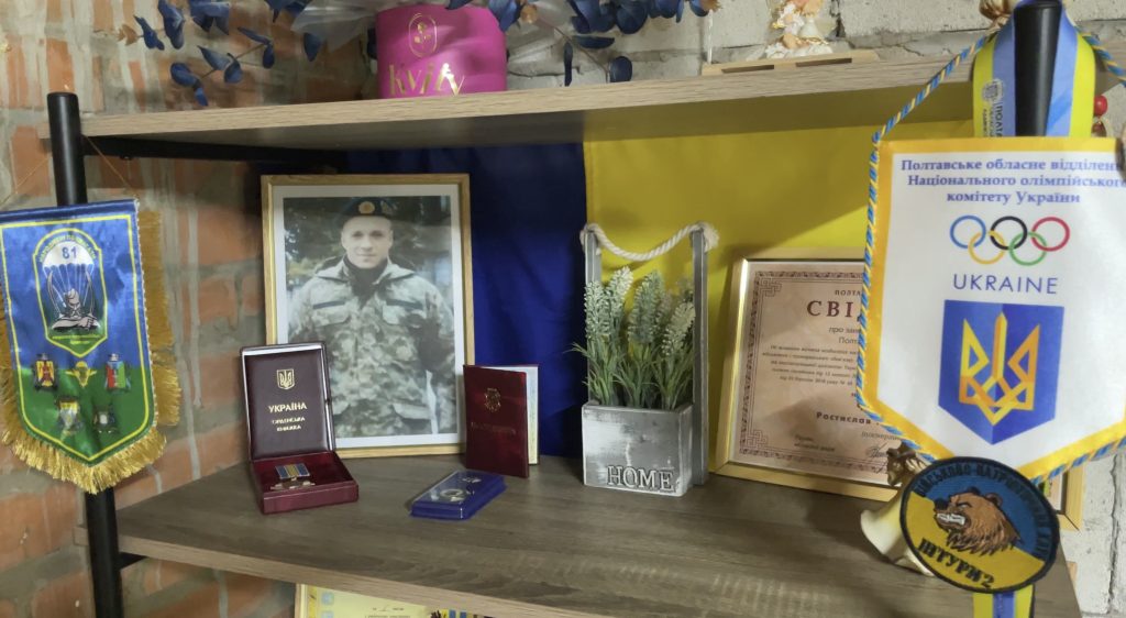 Вона не дала його мрії згаснути: дружина полеглого створила СТО в памʼять про коханого 5 В СТО Алла зробила куточок із фотографією та нагородами чоловіка