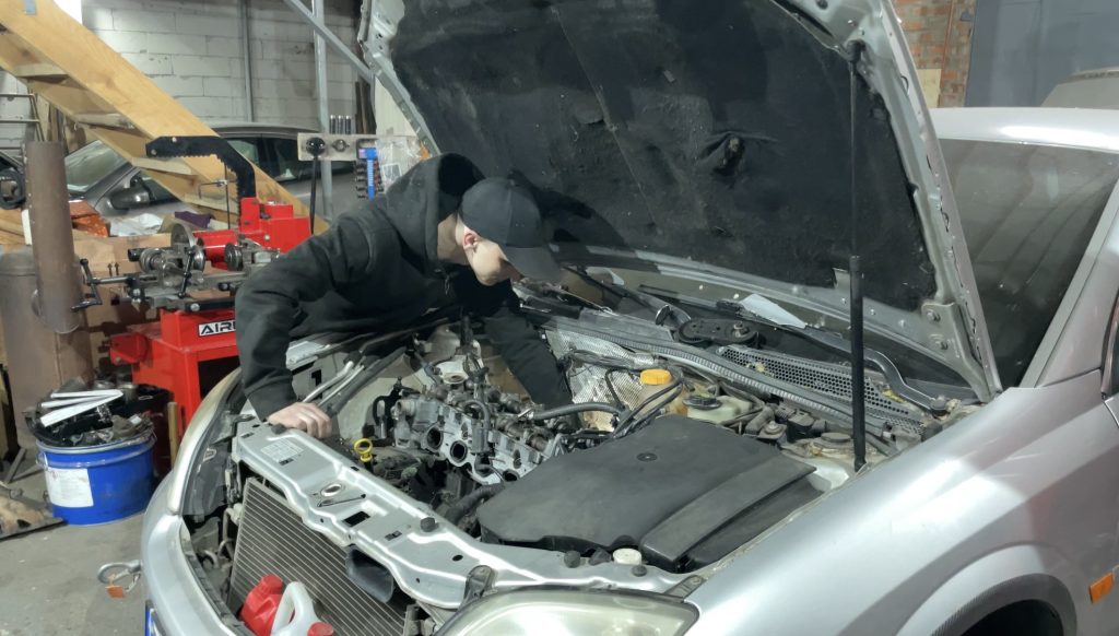 Вона не дала його мрії згаснути: дружина полеглого створила СТО в памʼять про коханого 1 Працівник ремонтує автомобіль