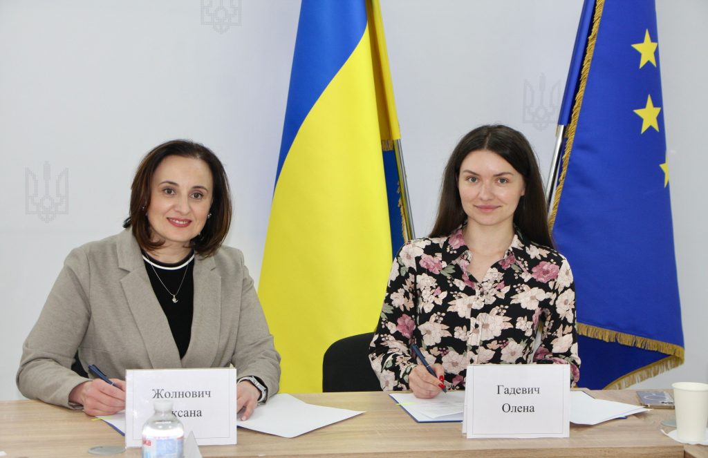 Пошук роботи і житла для ВПО: в Україні запустять спеціальну платформу 1 Міністерка соціальної політики України Оксана Жолнович та керівниця БФ «Прихисти своїх» Олена Гадевич