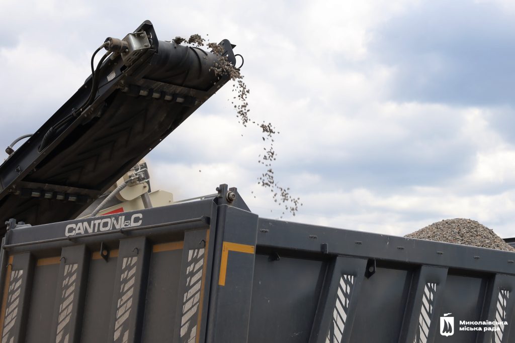 У Миколаєві сміття після обстрілів перетворюють на будівельні матеріали 1 Подрібнене будівельне сміття, яке зможуть використовувати для ремонту доріг