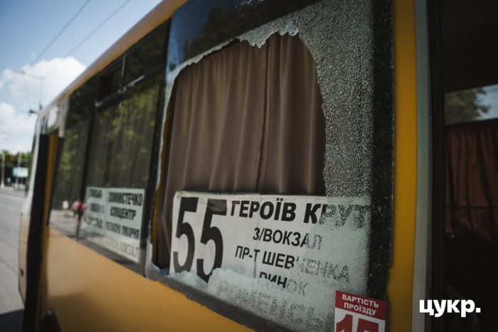 ð «Зупинив маршрутку на червоне світло, аж тут попереду все вибухнуло». Репортаж із проспекту Шевченка, який росіяни обстріляли з РСЗВ