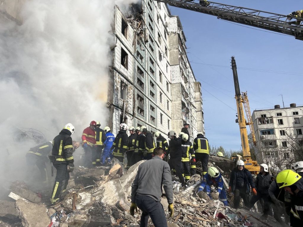 На відбудову багатоповерхівки в Умані на Черкащині спрямували 41,5 млн грн 1 Пошуково-рятувальні роботи на місці зруйнованого будинку в Умані