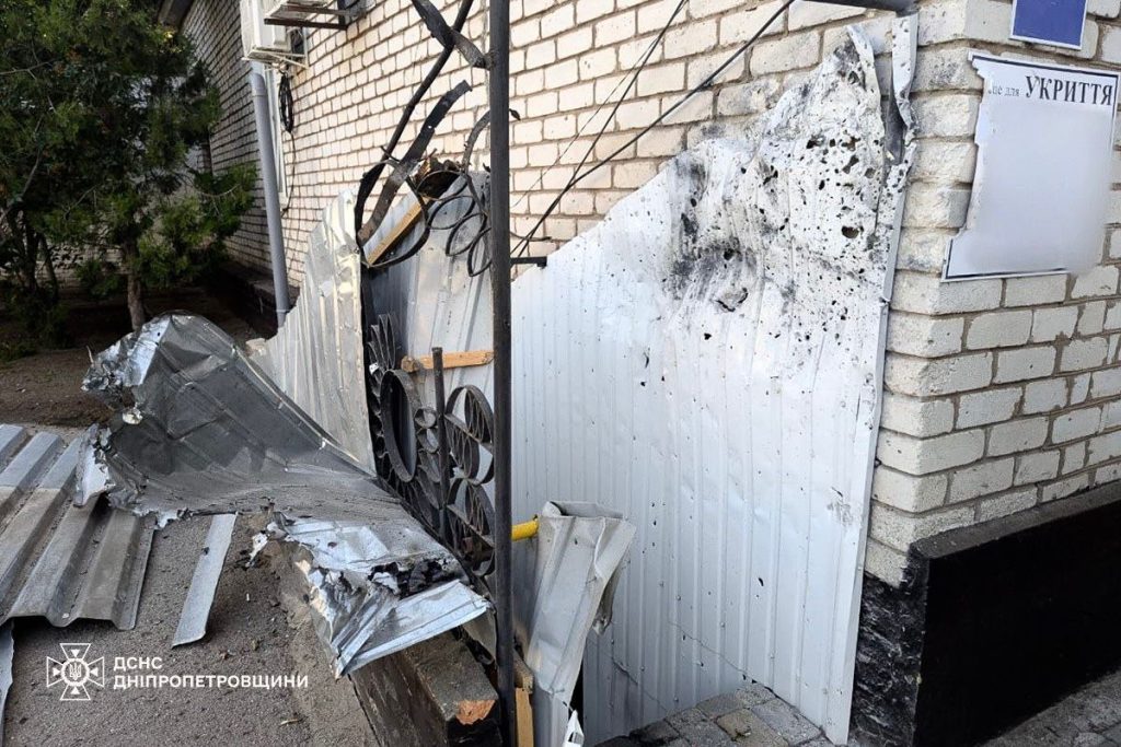 Росіяни двічі вдарили по рятувальниках у Нікополі: троє поранених, серед них водій «швидкої» 2 Наслідки обстрілу по підрозділу ДСНС