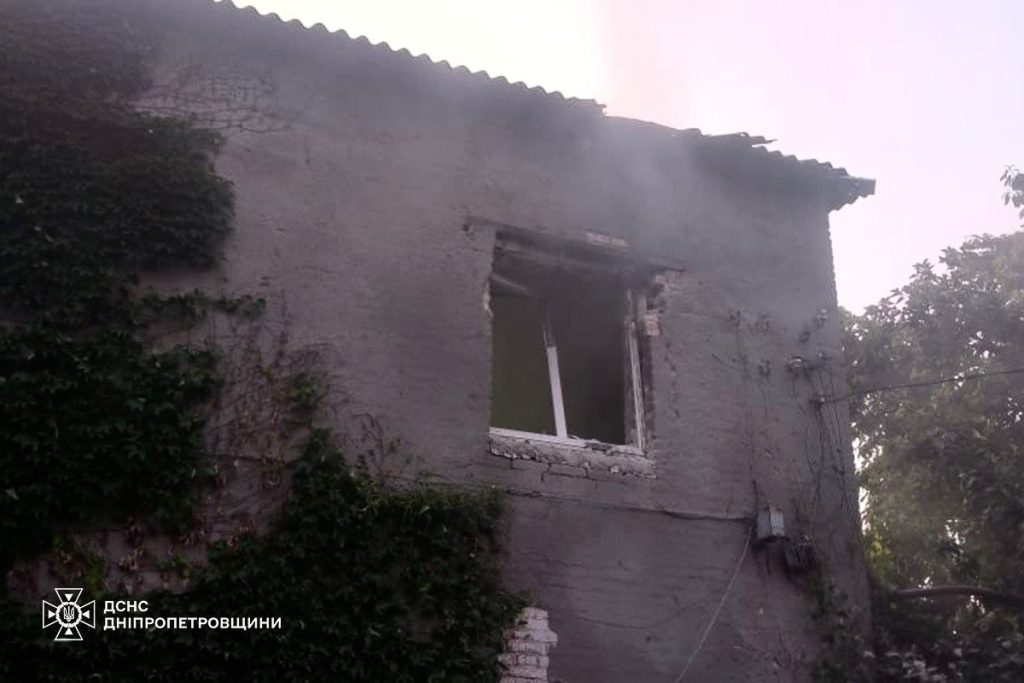 Росіяни двічі вдарили по рятувальниках у Нікополі: троє поранених, серед них водій «швидкої»