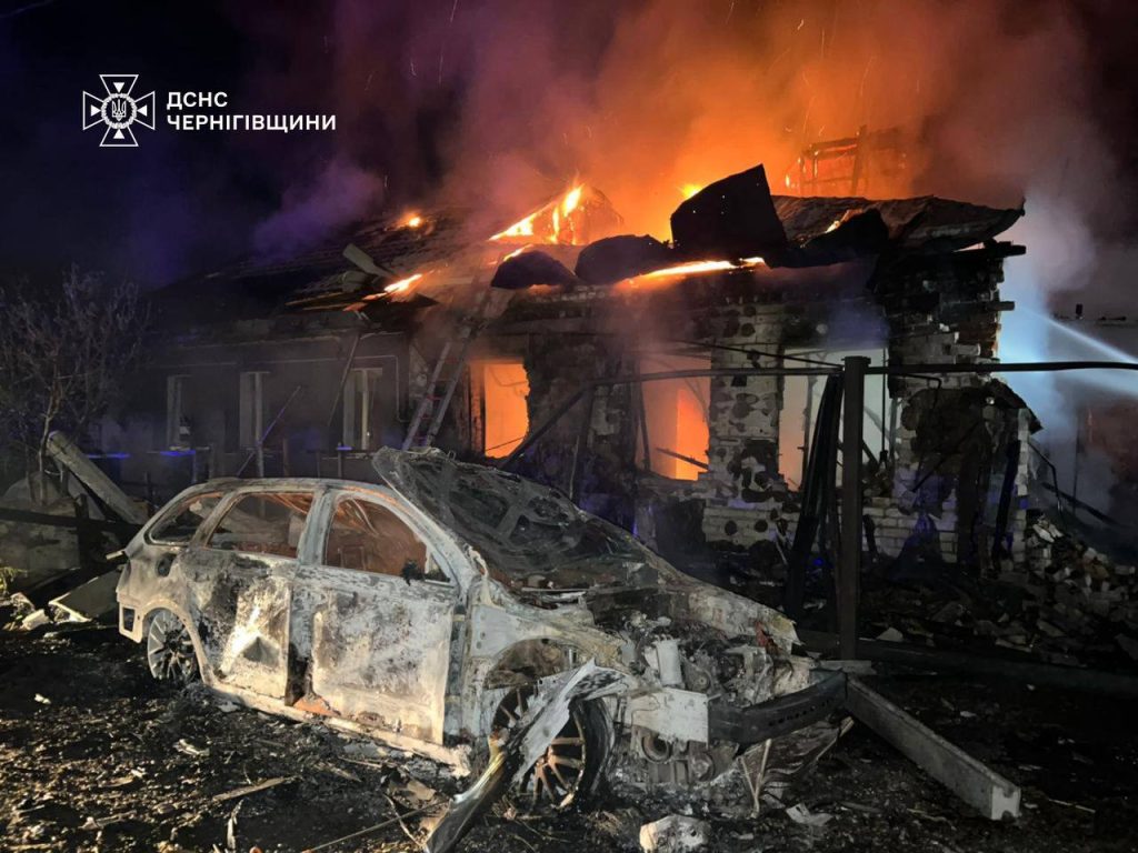 Постраждали п'ятеро людей: російські дрони атакували Чернігів 1 Наслідки російської атаки по Чернігову