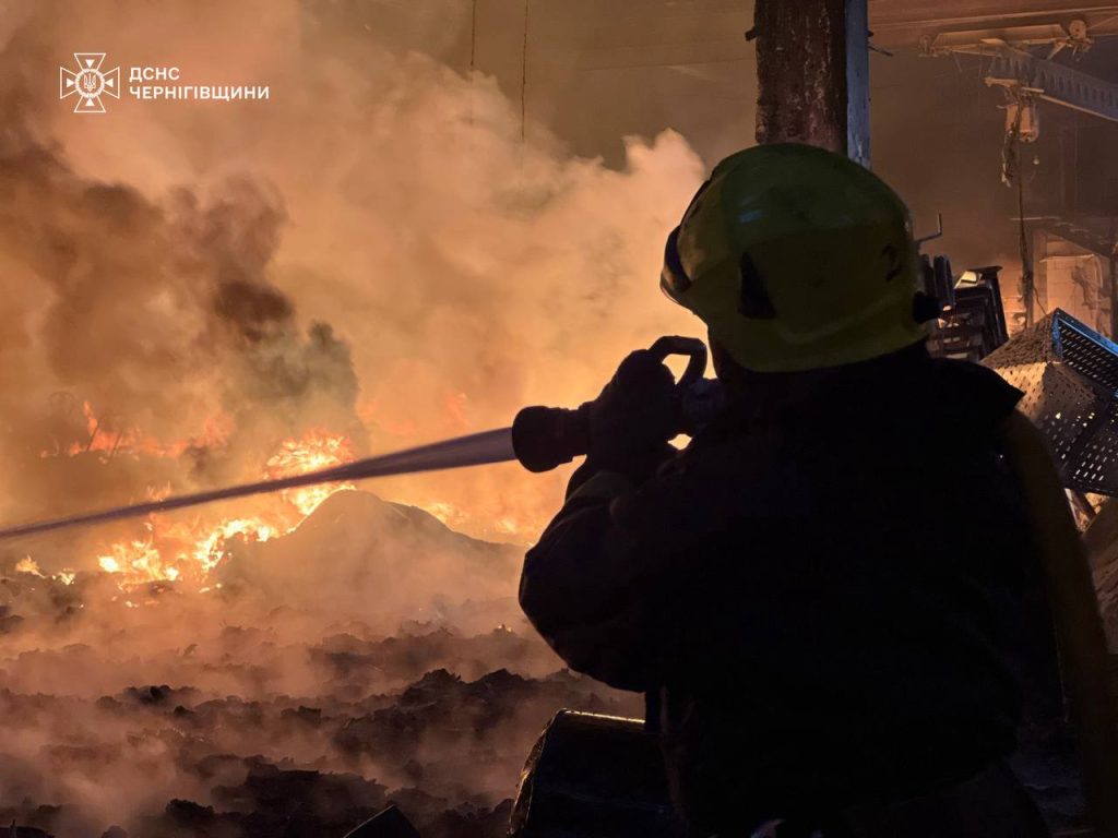 Постраждали п’ятеро людей: російські дрони атакували Чернігів