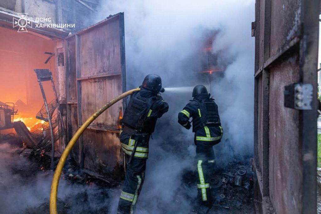 Ракети й дрони над Харковом: що відбулося зранку 4 червня 1 Рятувальники гасять вогонь, який виник унаслідок російської атаки на Харків