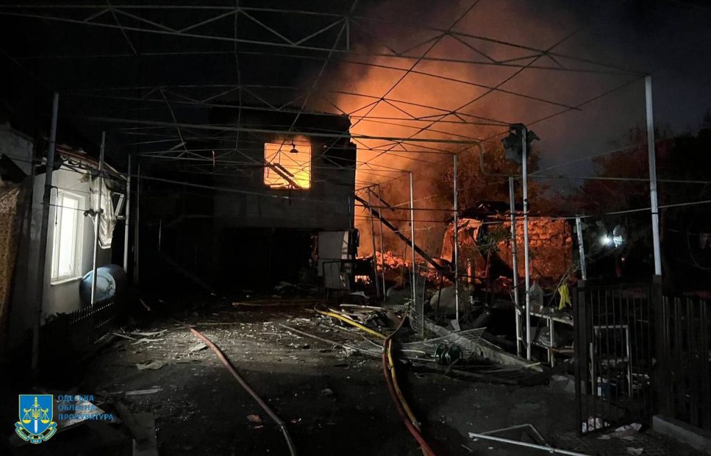 Одещину атакували понад 20 БпЛА: які наслідки (ФОТО) 3 Пожежа у будинкові після російського обстрілу
