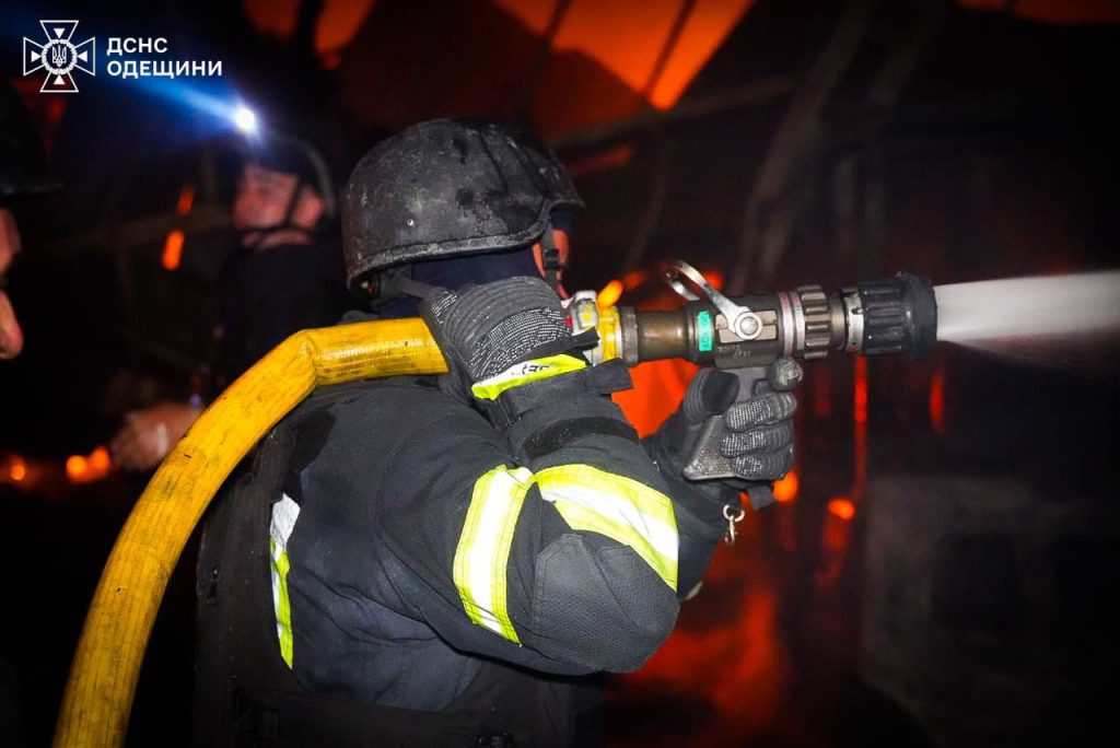 Одещину атакували понад 20 БпЛА: які наслідки (ФОТО) 1 Рятувальник гасить пожежу після російського обстрілу