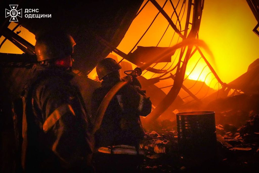 Одещину атакували понад 20 БпЛА: які наслідки (ФОТО) 2 Рятувальники ліквідують пожежу на підприємстві