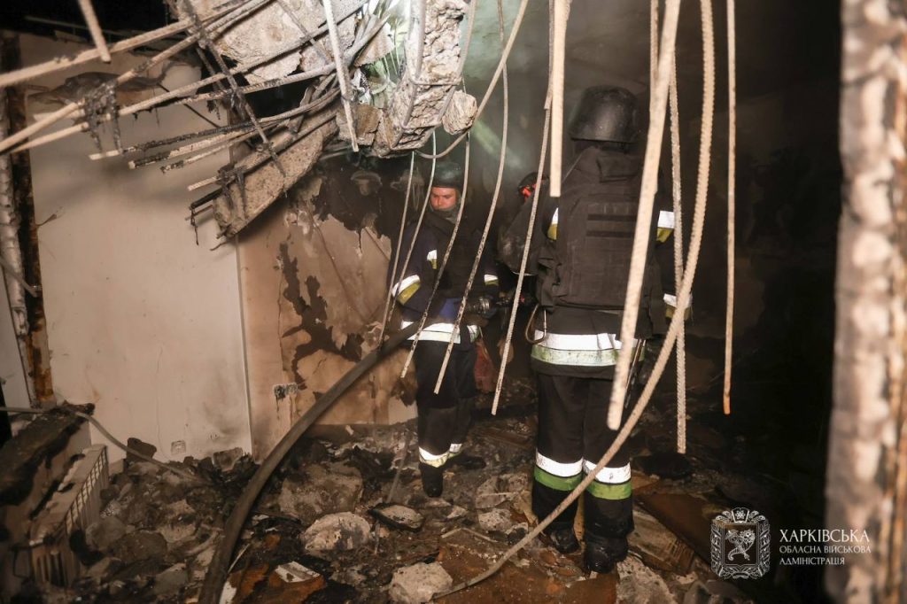 Харків під комбінованою атакою: ракета й дрони вдарили по Слобідському району 1 Рятувальники ліквідують наслідки влучання БпЛА