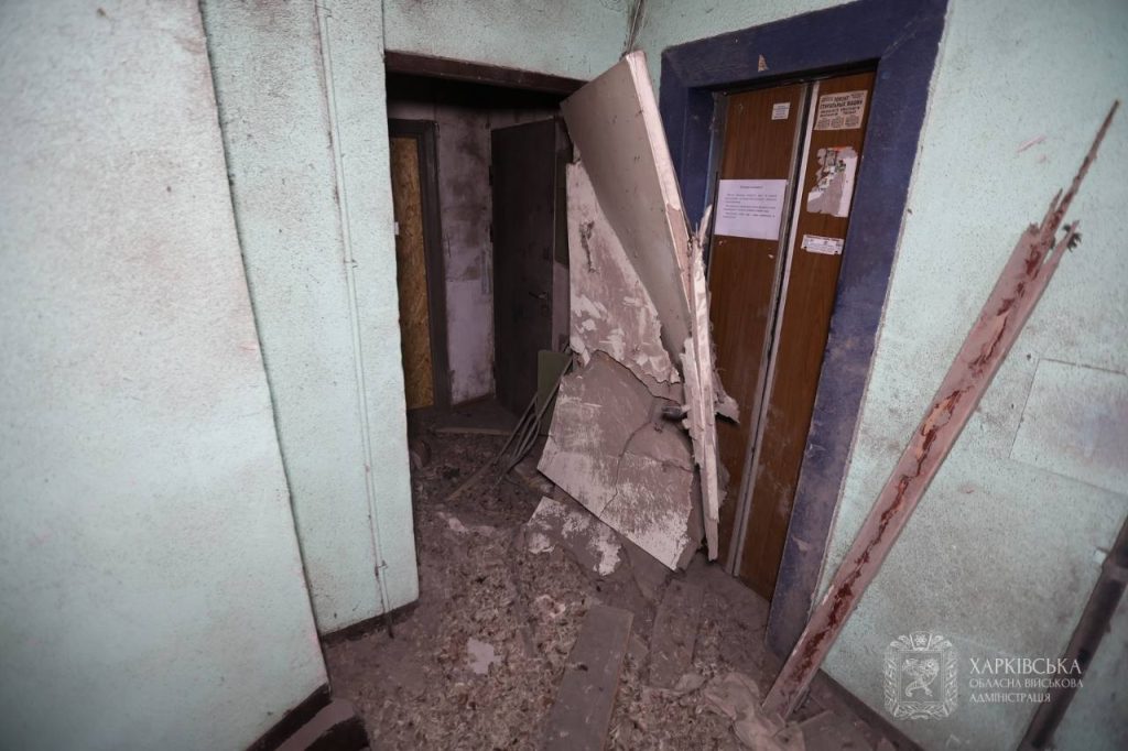 Харків під комбінованою атакою: ракета й дрони вдарили по Слобідському району 2 Пошкоджений під'їзд одного з харківських будинків