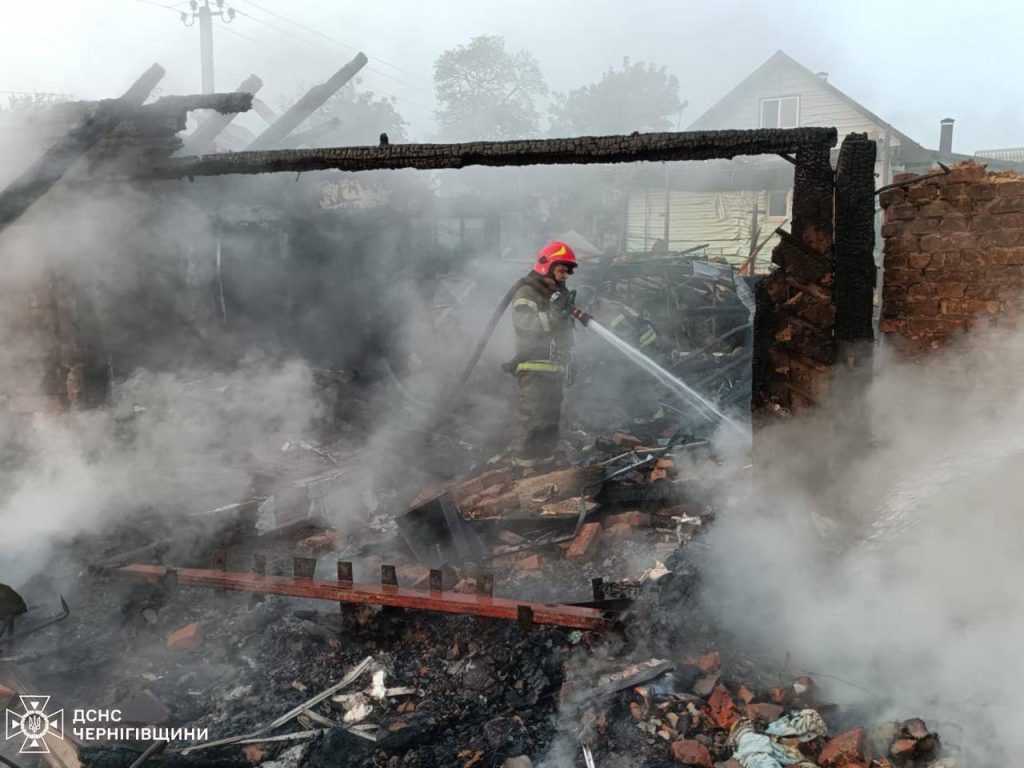 У Прилуках через обстріл загинули п’ятеро людей, серед них 1-річна дитина 3 Рятувальник гасить осередки загорання на місці знищеного будинку