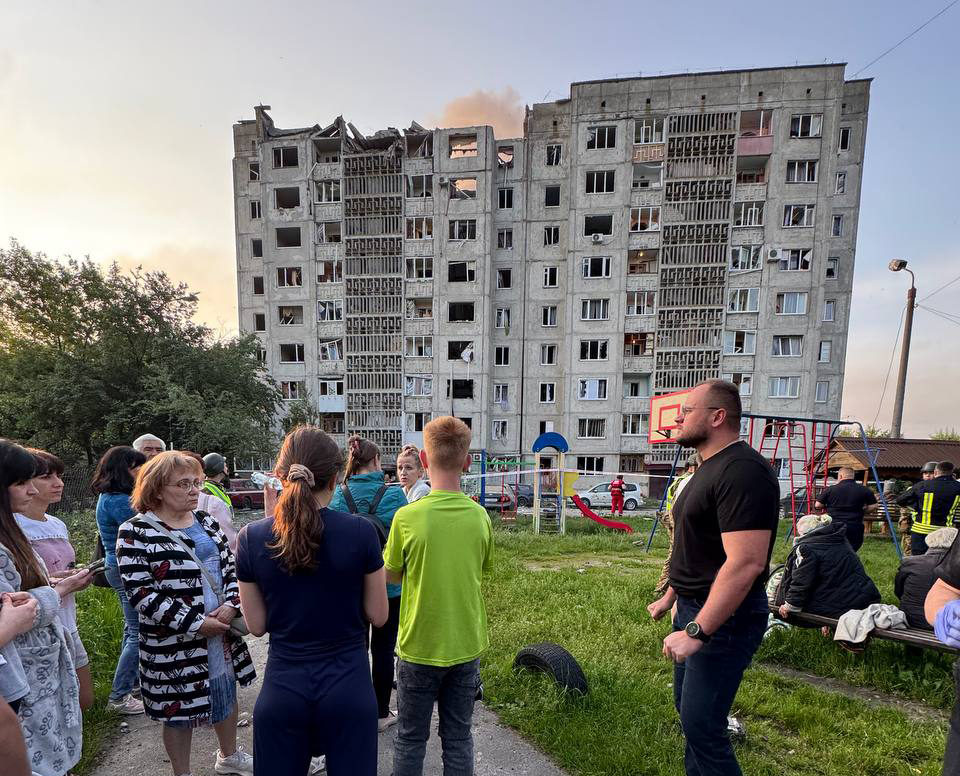У Луцьку через обстріл частково зруйнована багатоповерхівка: як отримати допомогу