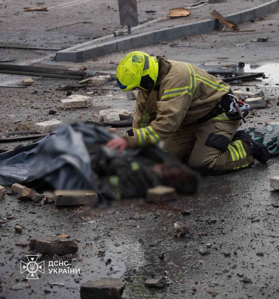 Нічна атака по Києву забрала життя трьох рятувальників, десятки людей поранені