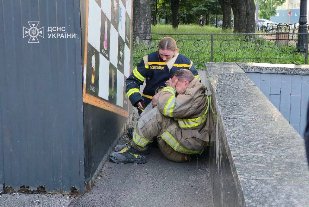 Психологиня ДСНС надає допомогу рятувальнику