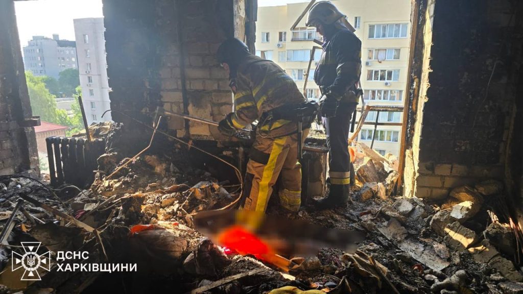 Рятувальники розбирають завали у пошкодженій багатоповерхівці