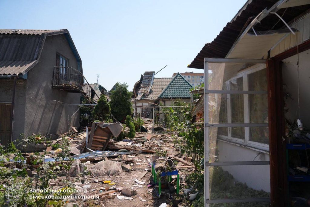 Росіяни вдарили по приватних будинках у Запоріжжі: які наслідки та як отримати допомогу 1 Пошкоджені через КАБи будинки в одному зі спальних районів Запоріжжя