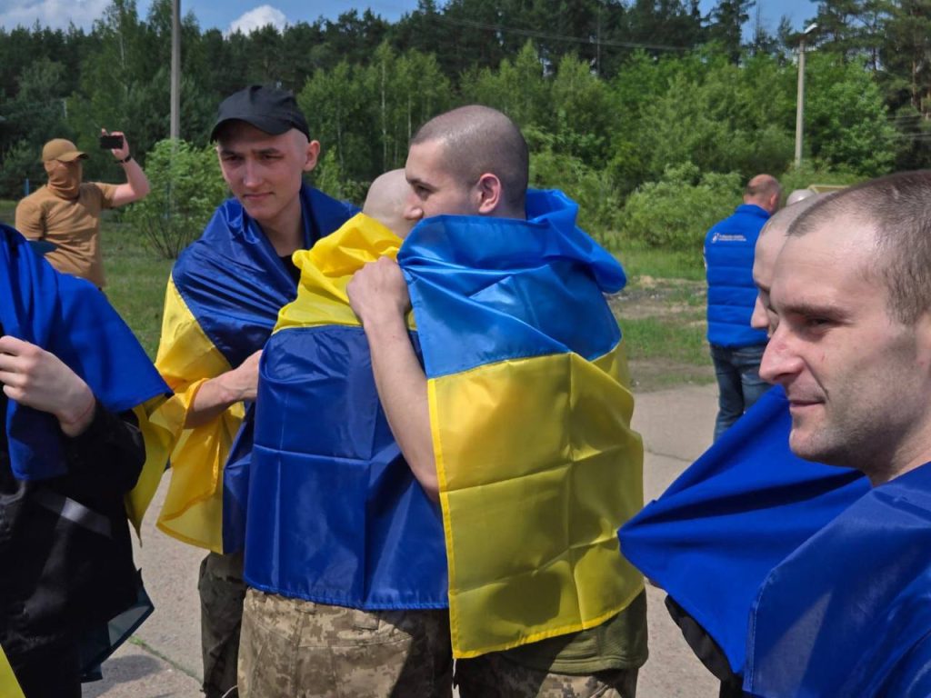 Повернули першу групу військовополонених у межах обміну, про який домовилися в Стамбулі 1 Звільнені з полону українські воїни обіймаються після обміну