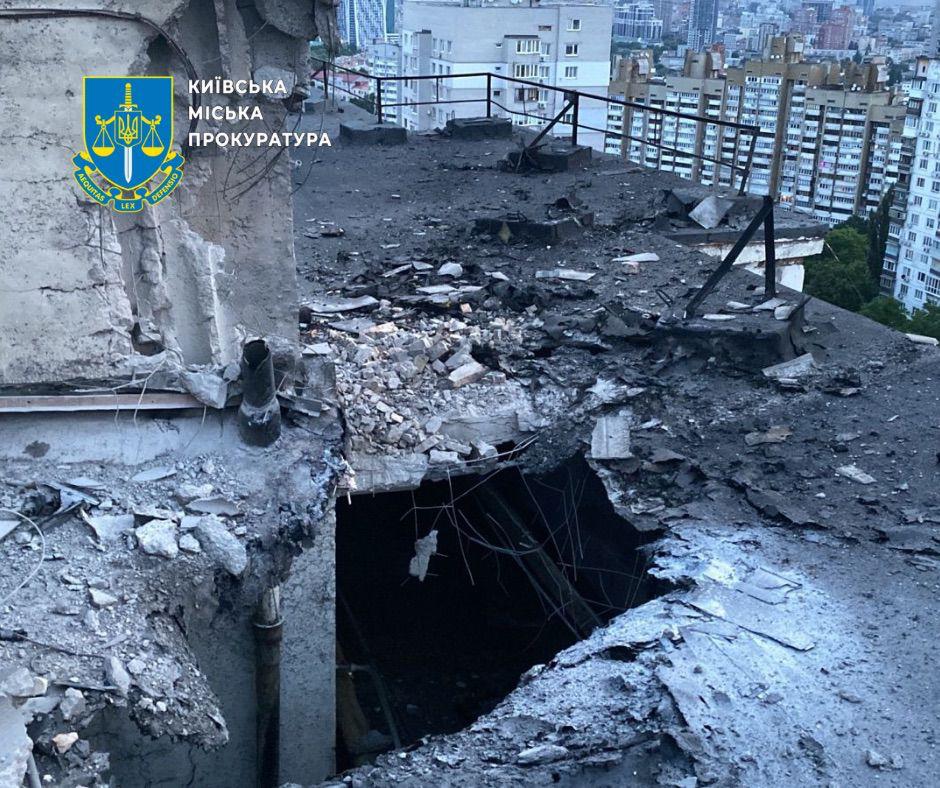 Пробитий унаслідок обстрілу дах будівлі