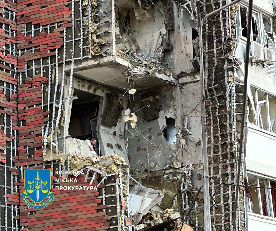 Нічна атака на Київ: у семи районах пошкодження, для гасіння пожеж залучили авіацію