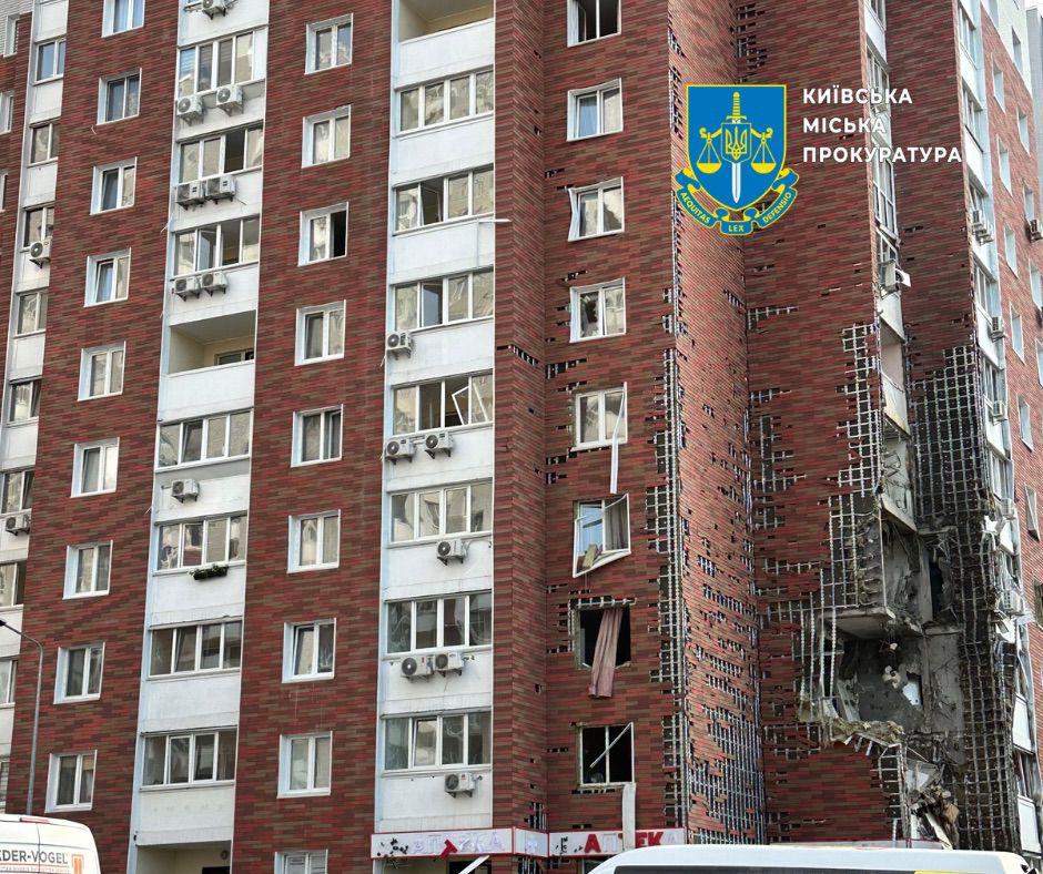 Пошкоджена через удар багатоповерхівка