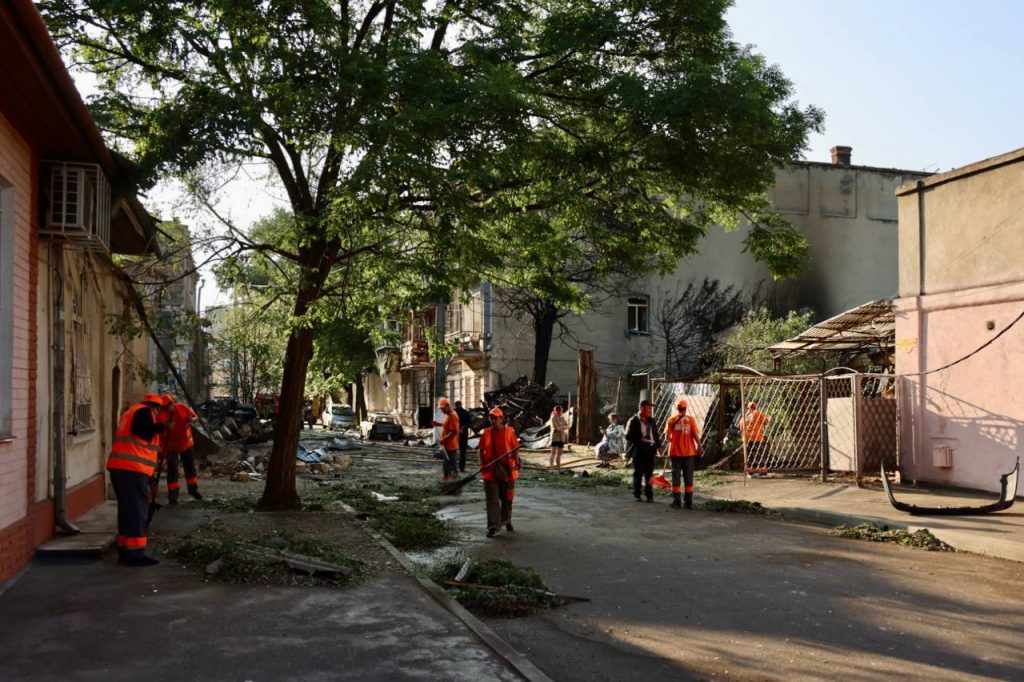 В Одесі через обстріл постраждали медичні заклади: що відомо про наслідки 6 Працівники комунального підприємства прибирають уламки та сміття після нічного обстрілу