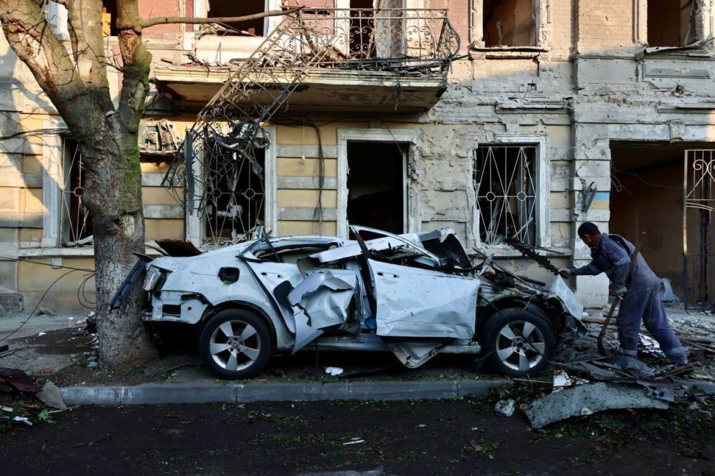 В Одесі через обстріл постраждали медичні заклади: що відомо про наслідки 5 Знищена автівка на одній із одеських вулиць