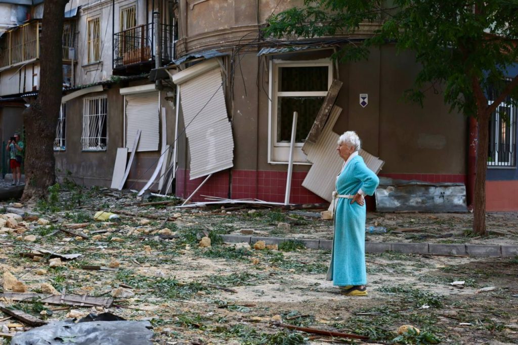 В Одесі через обстріл постраждали медичні заклади: що відомо про наслідки 3 Одеситка дивиться на пошкоджені унаслідок обстрілу будинки