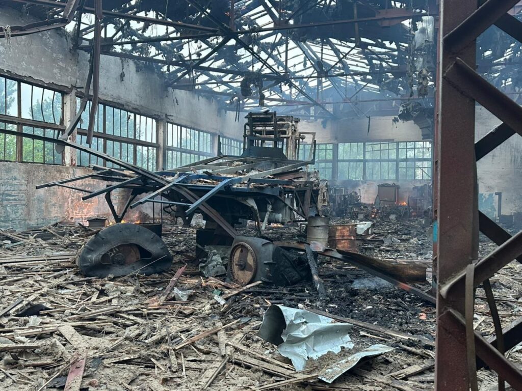 Ударні безпілотники атакували Одещину: які об’єкти постраждали 2 Знищена внаслідок обстрілу техніка та будівля