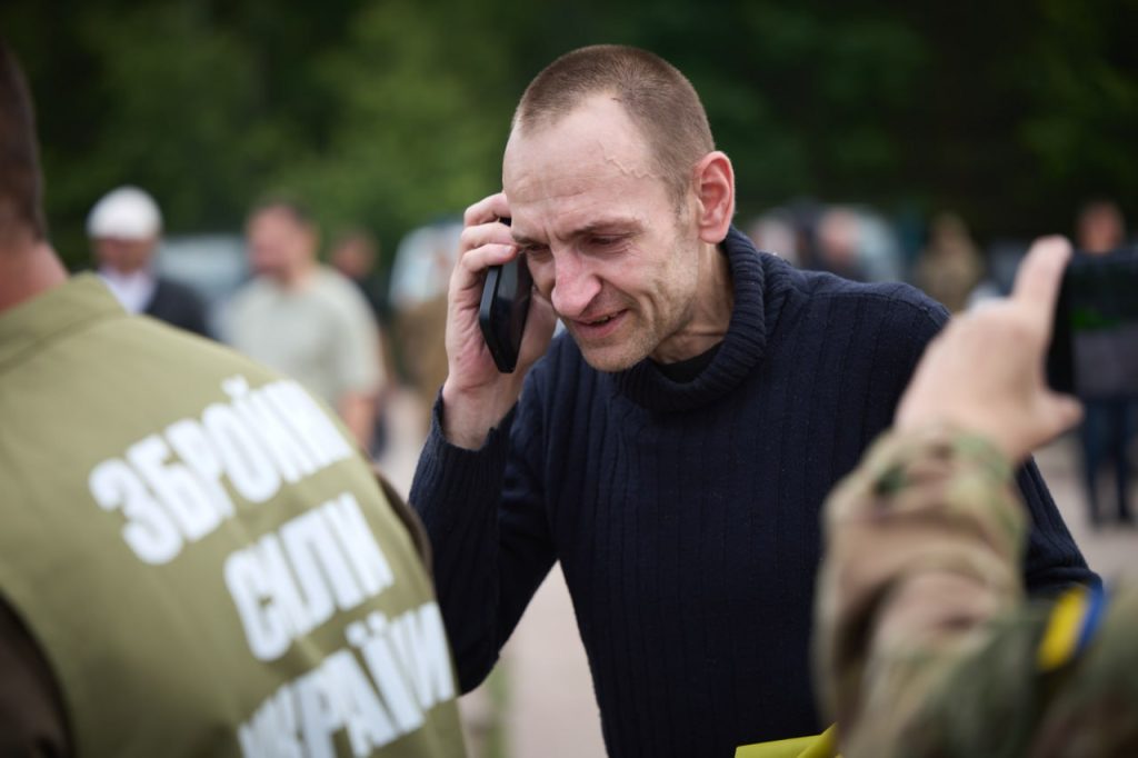 Відбувся ще один обмін полоненими: кого повернули 3 Звільнений захисник телефонує до рідних